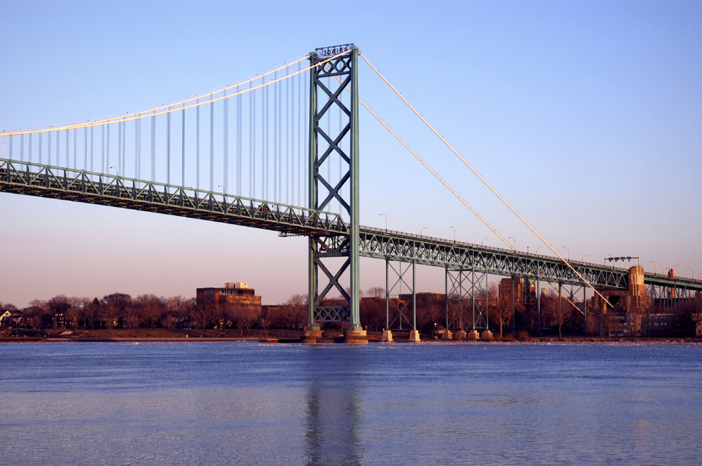 Bridge between Canada and the U.S.