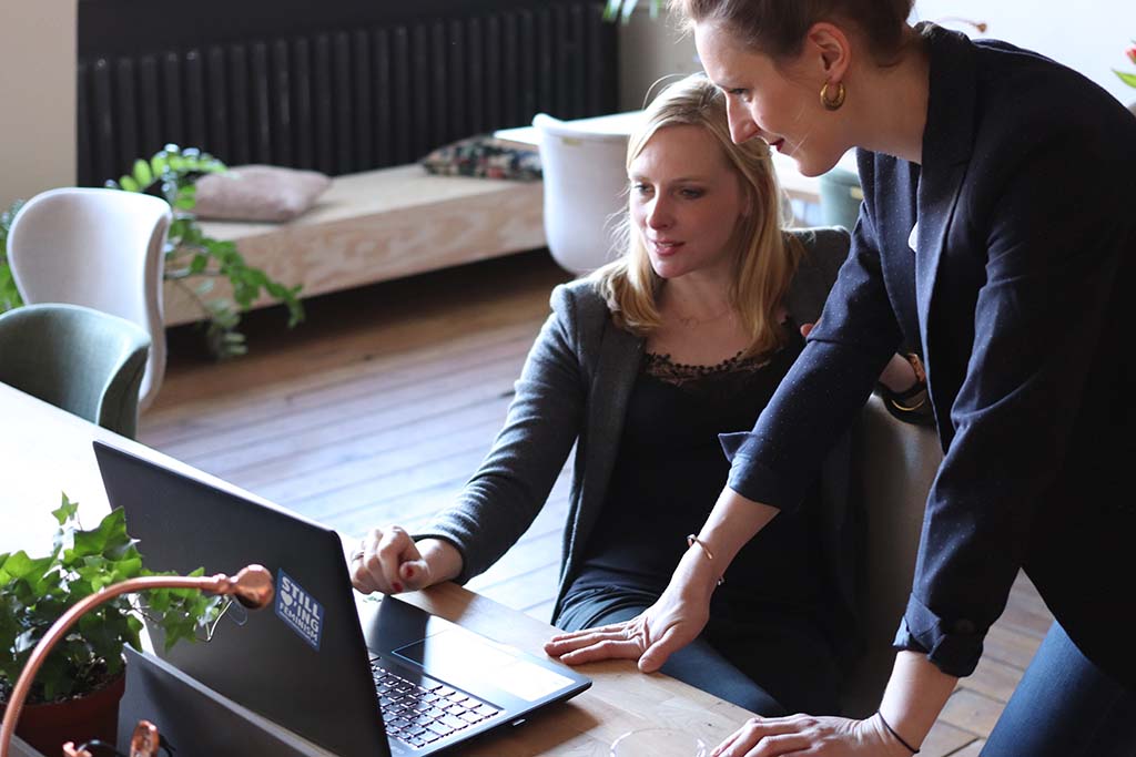 2 women looking at a laptop